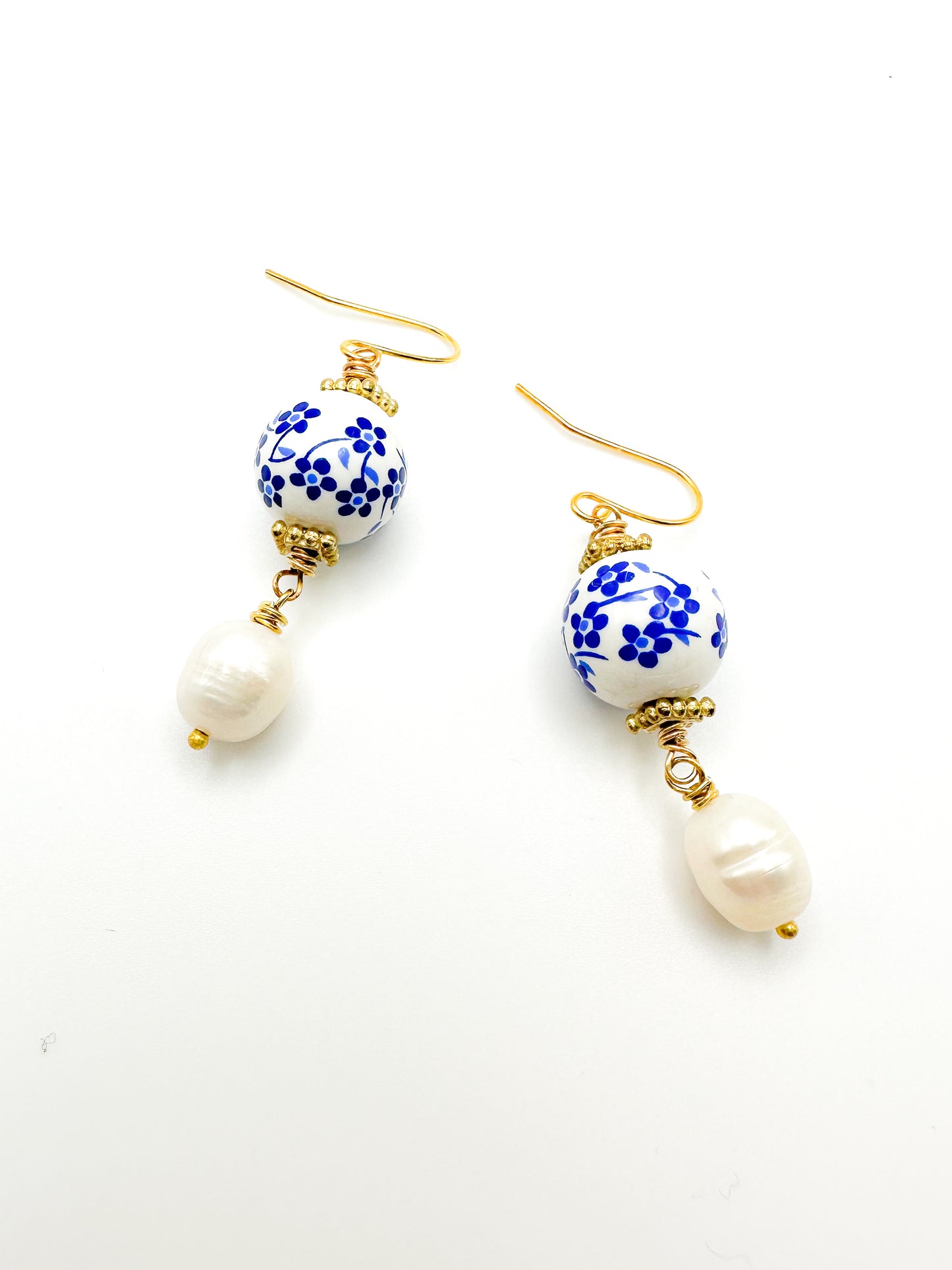 Pearl gemstone with blue and white flower bead