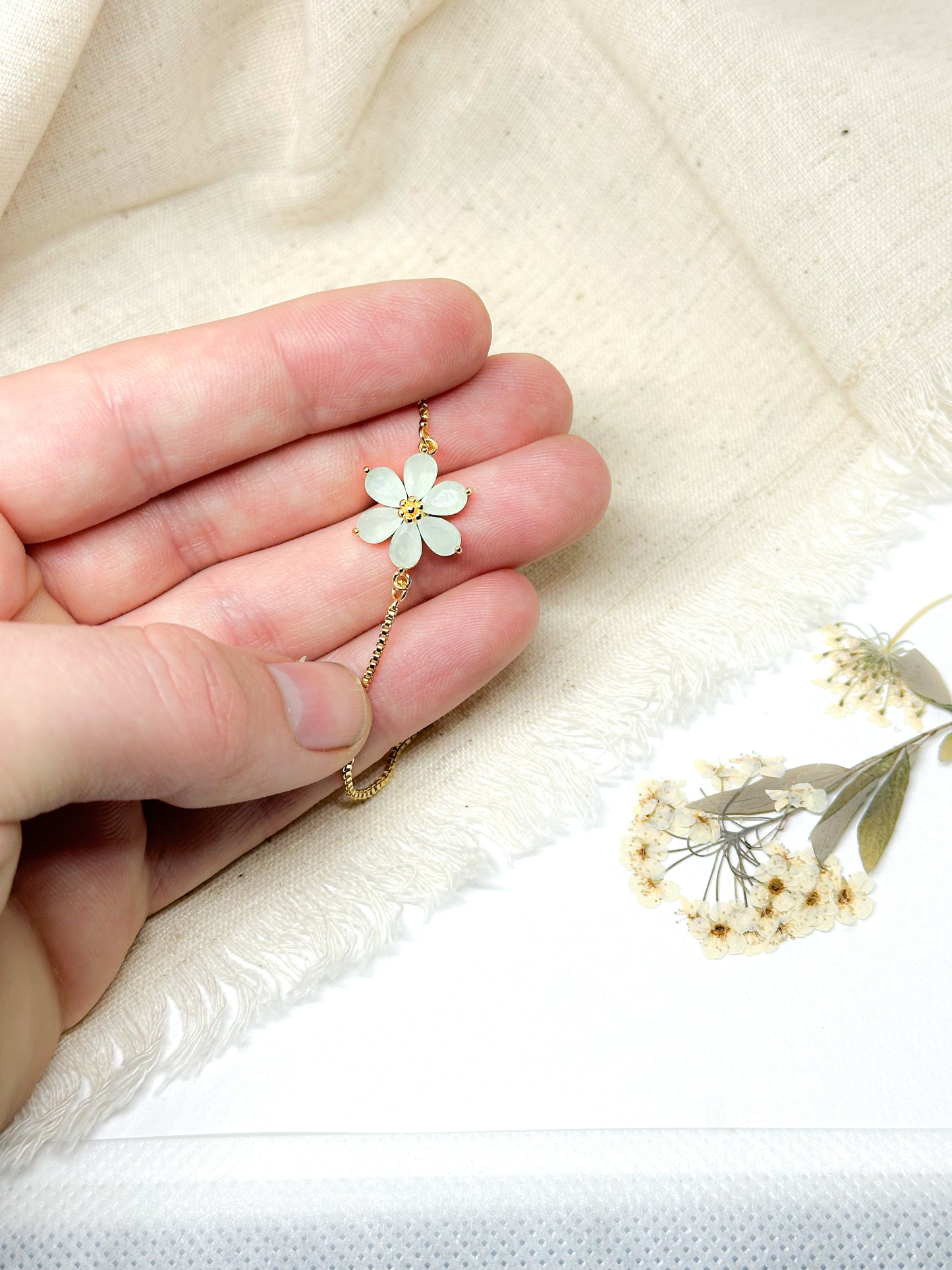 Dark green flower bracelet in gold
