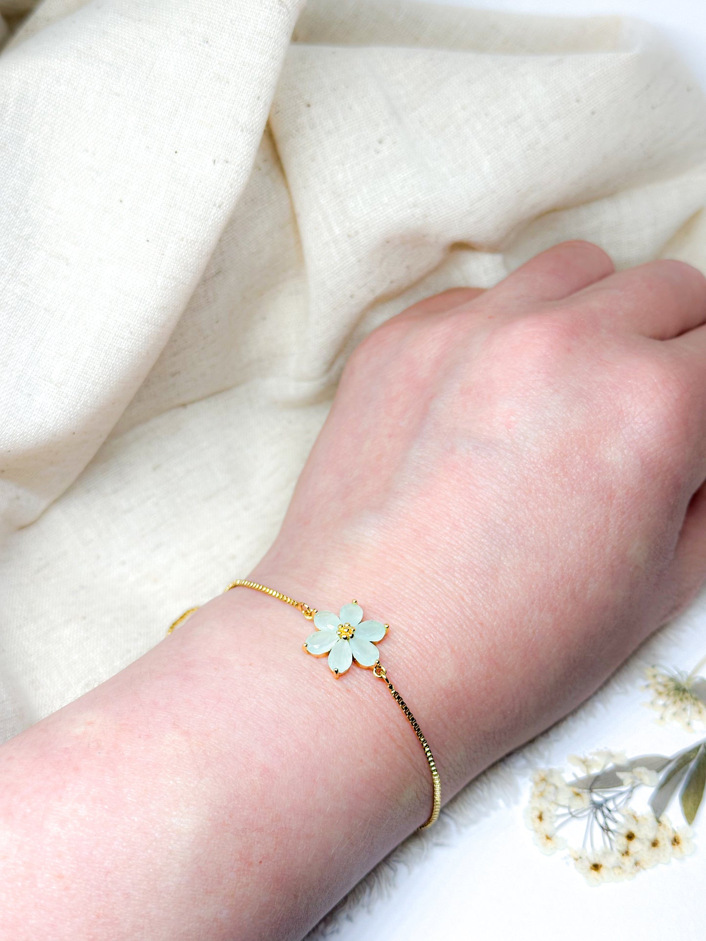 Dark green flower bracelet in gold