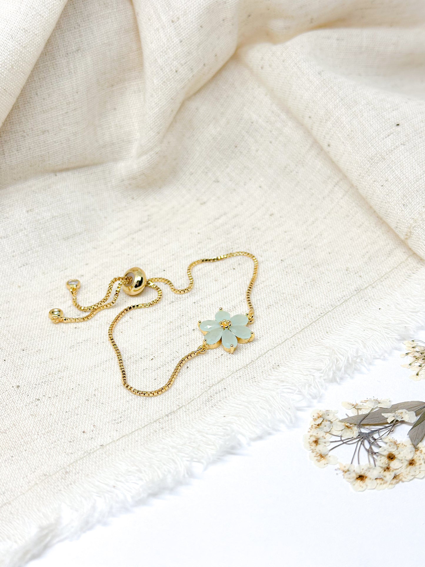 Dark green flower bracelet in gold