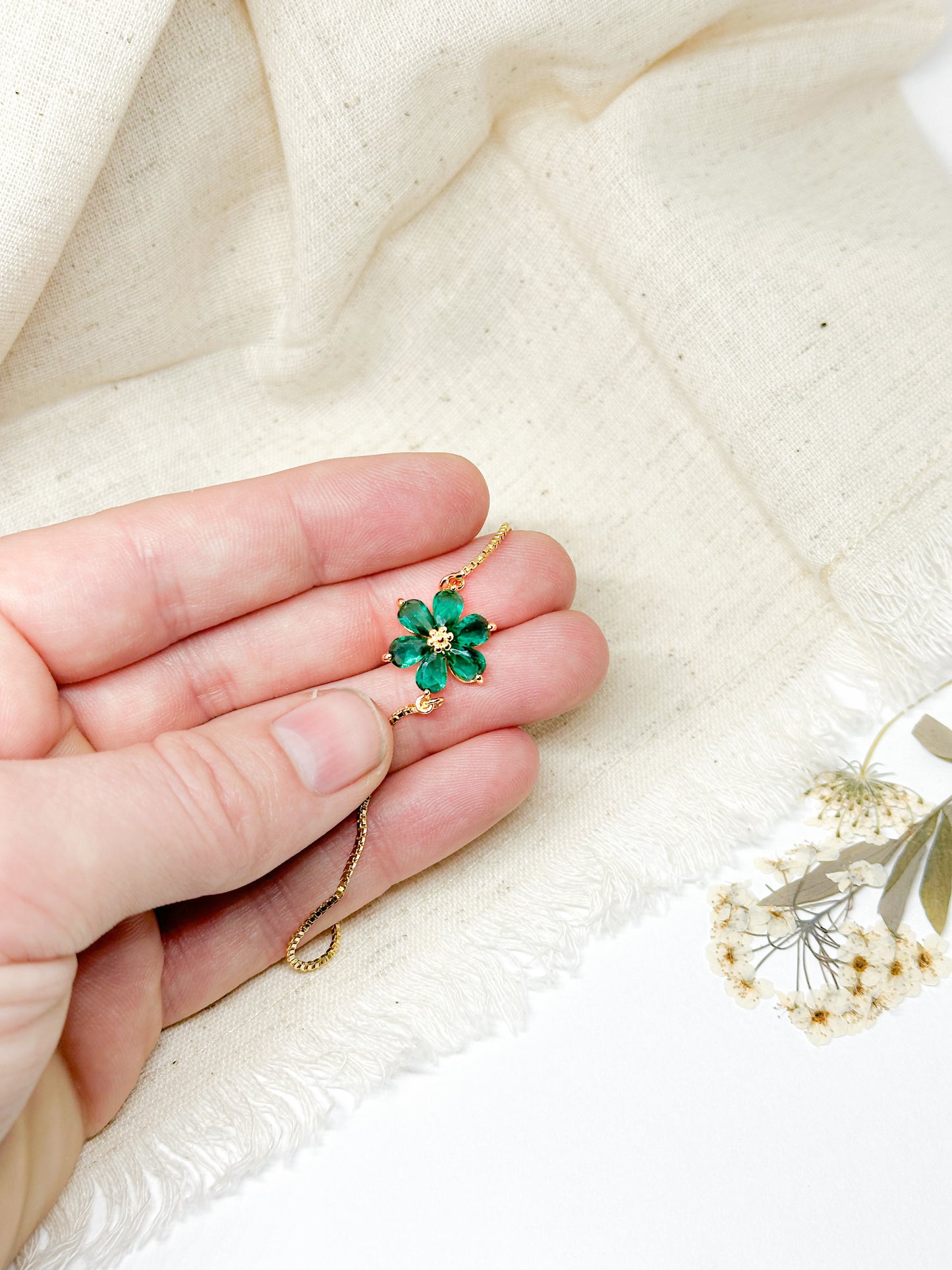 Dark green flower bracelet in gold