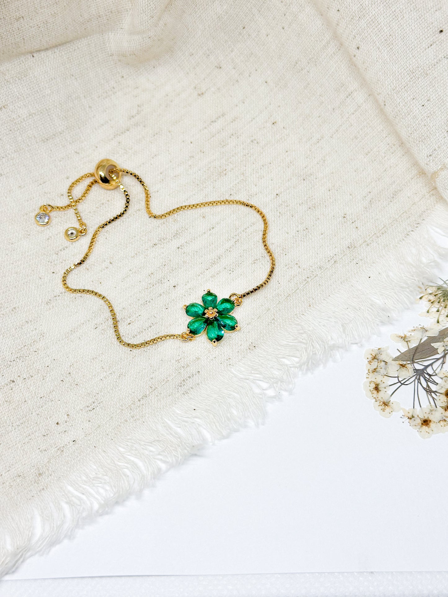Dark green flower bracelet in gold