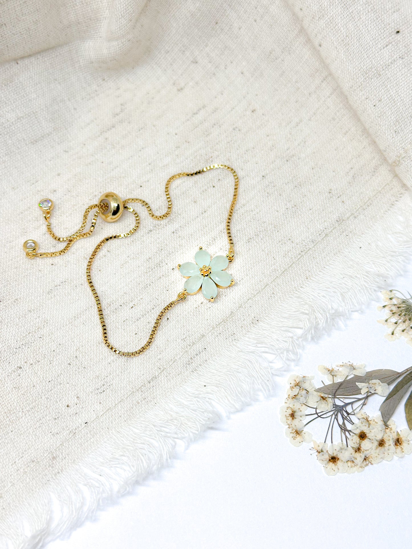 Dark green flower bracelet in gold