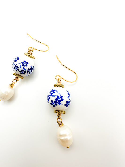 Pearl gemstone with blue and white flower bead