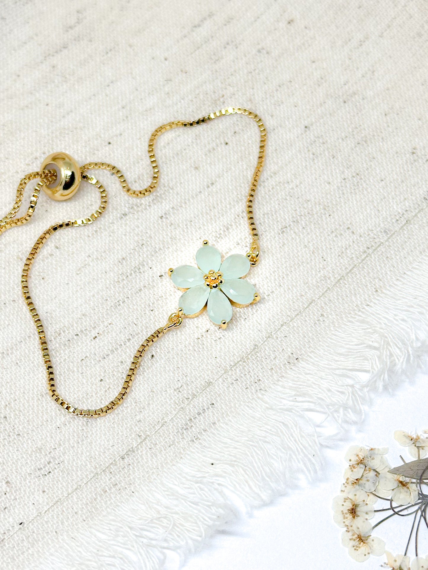 Dark green flower bracelet in gold