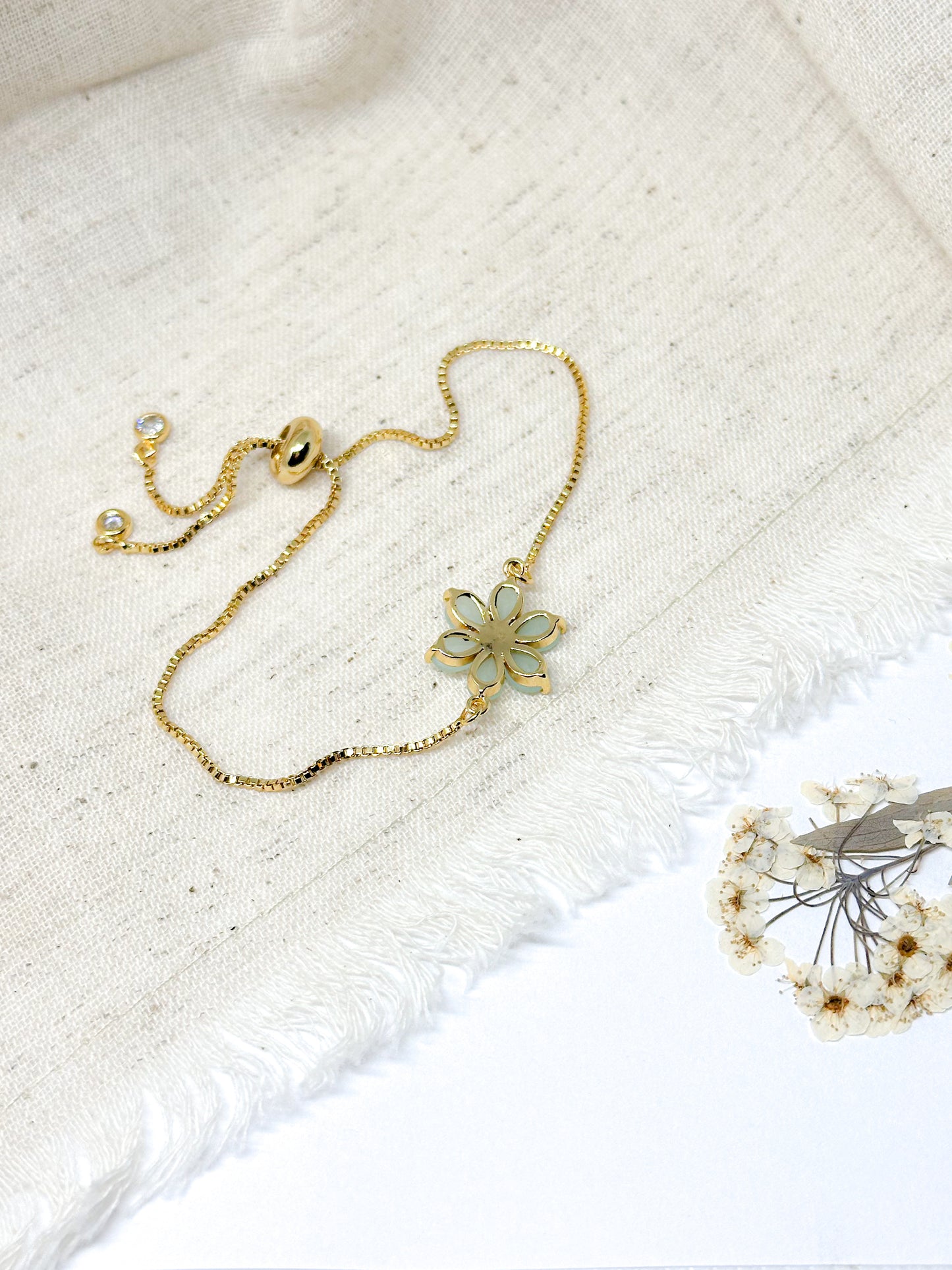 Dark green flower bracelet in gold