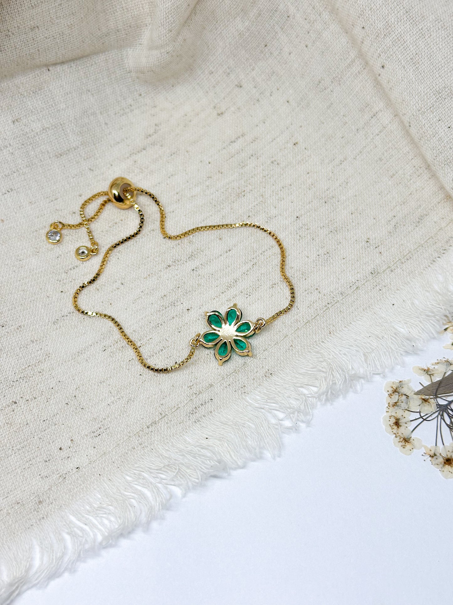 Dark green flower bracelet in gold