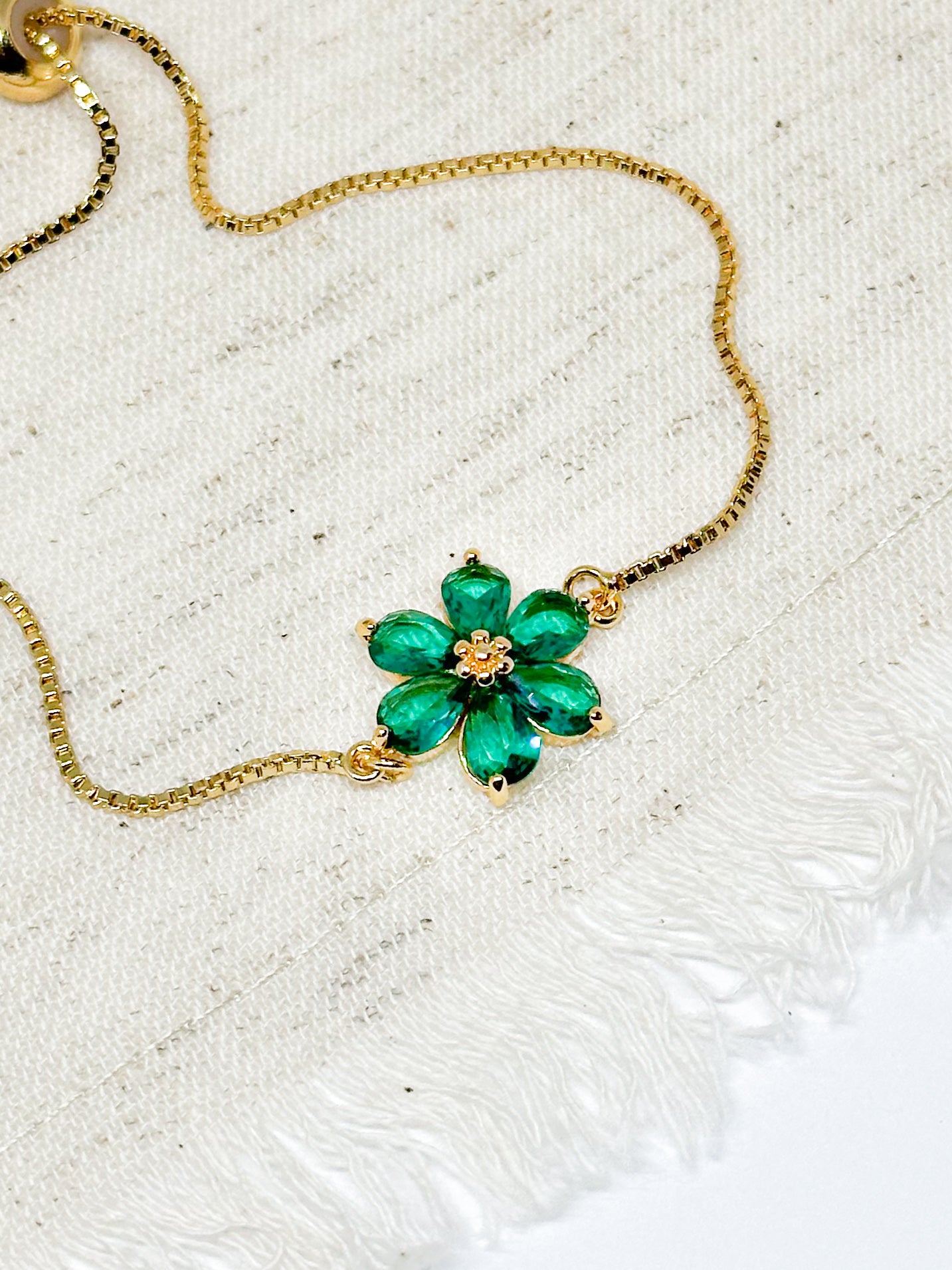 Dark green flower bracelet in gold