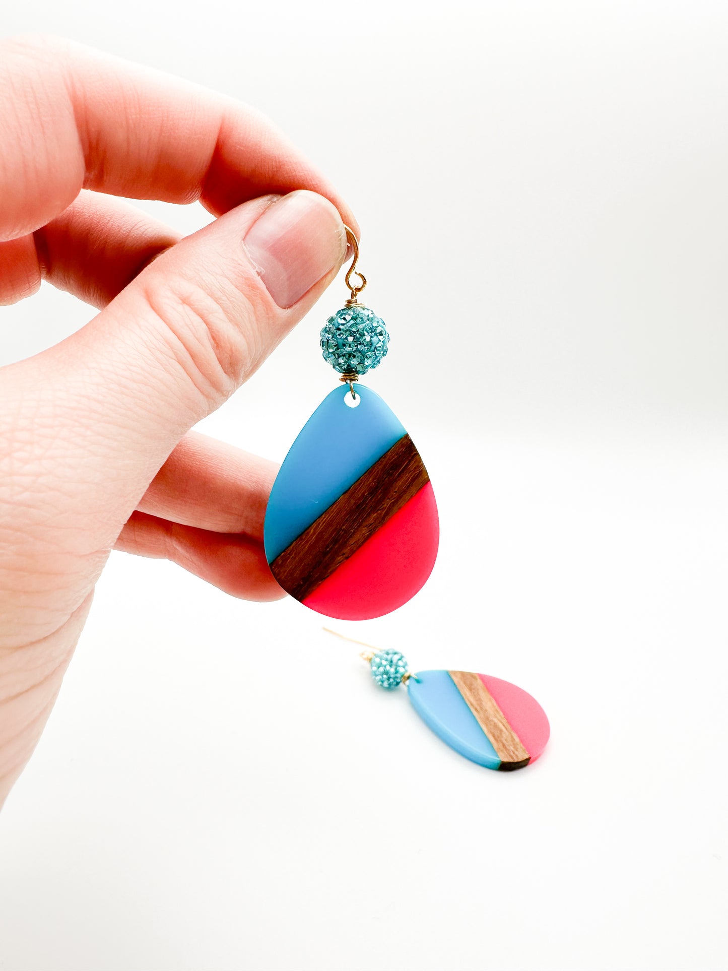 Wood and resin earrings, pink