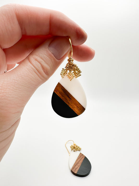 Wood and resin earrings, black and white