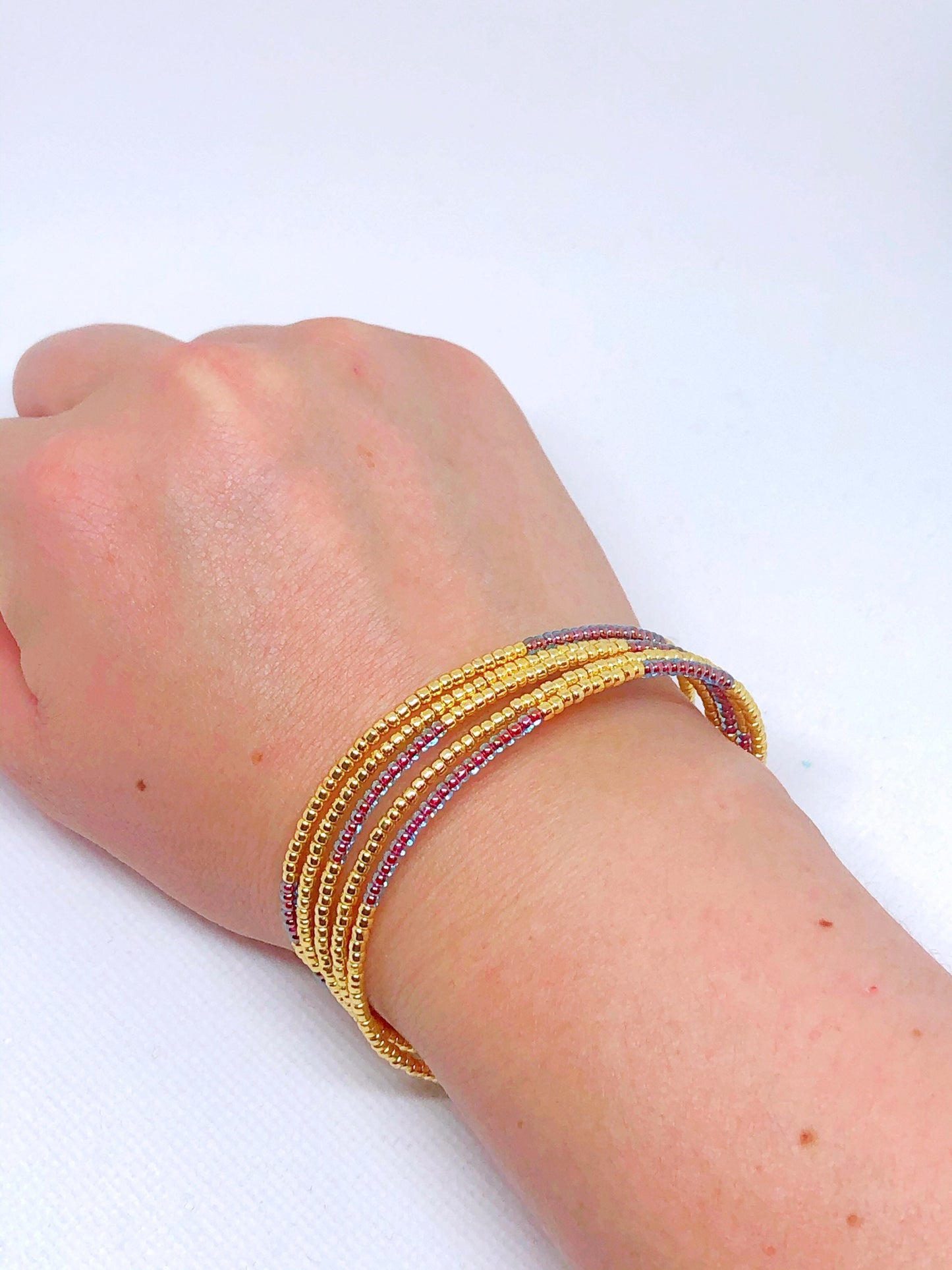 Blue red memory wire bracelet gold (oval shaped)