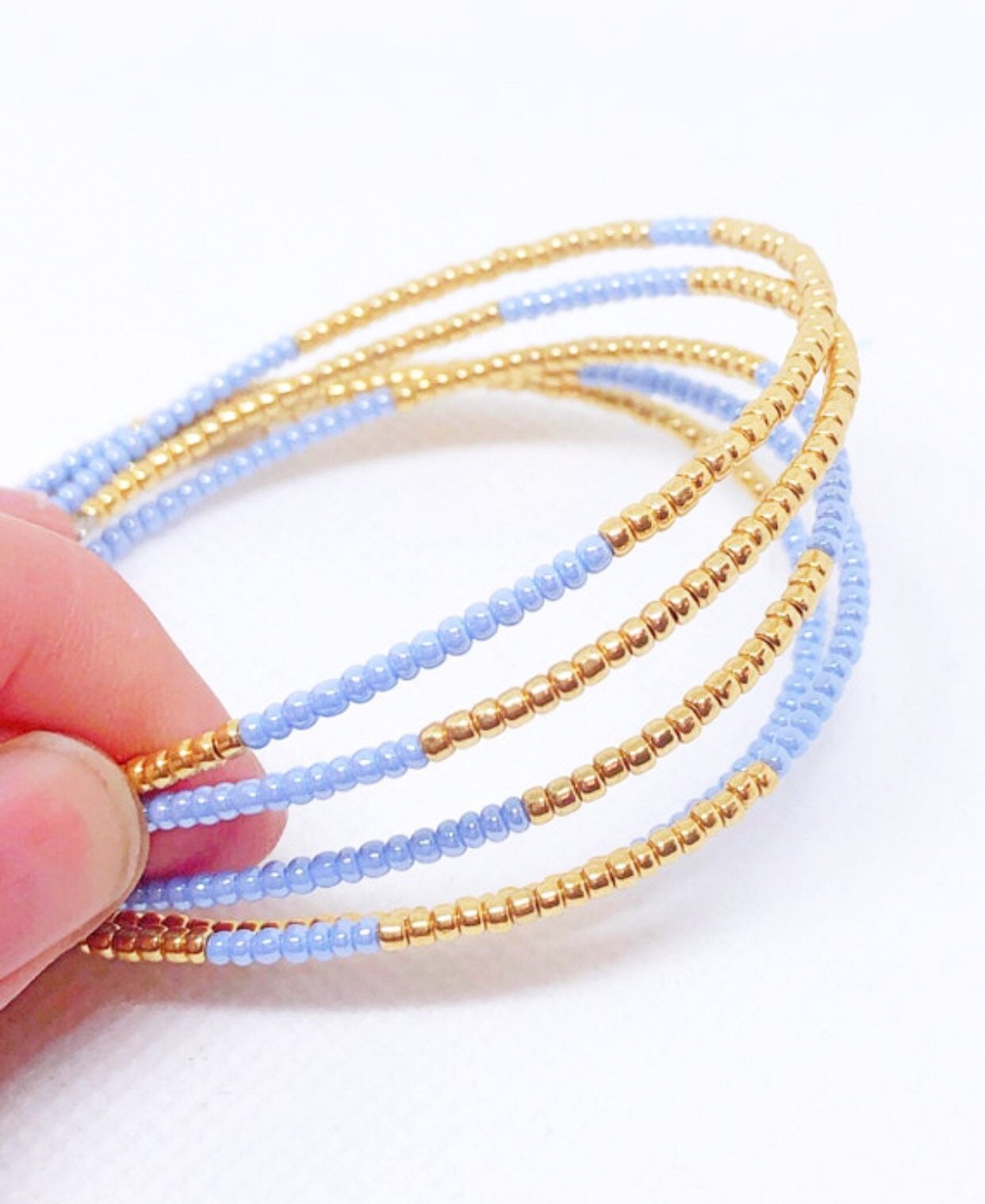Blue red memory wire bracelet gold (oval shaped)