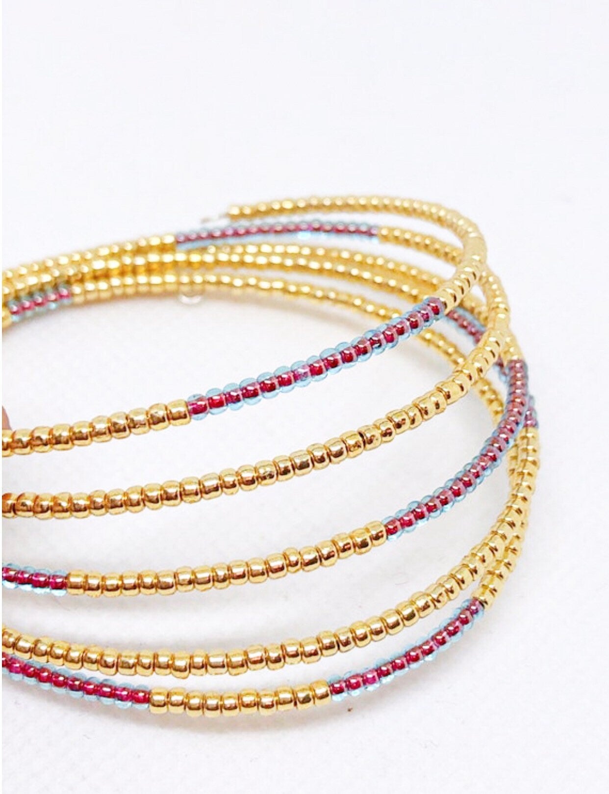 Blue red memory wire bracelet gold (oval shaped)