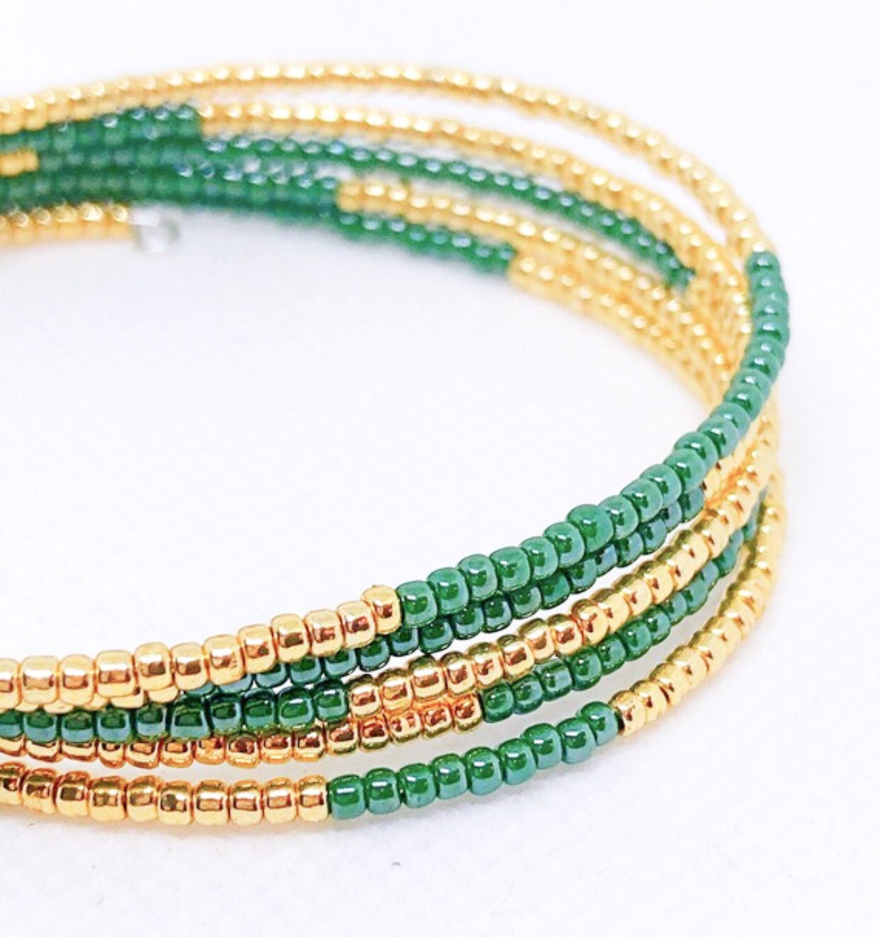 Blue red memory wire bracelet gold (oval shaped)