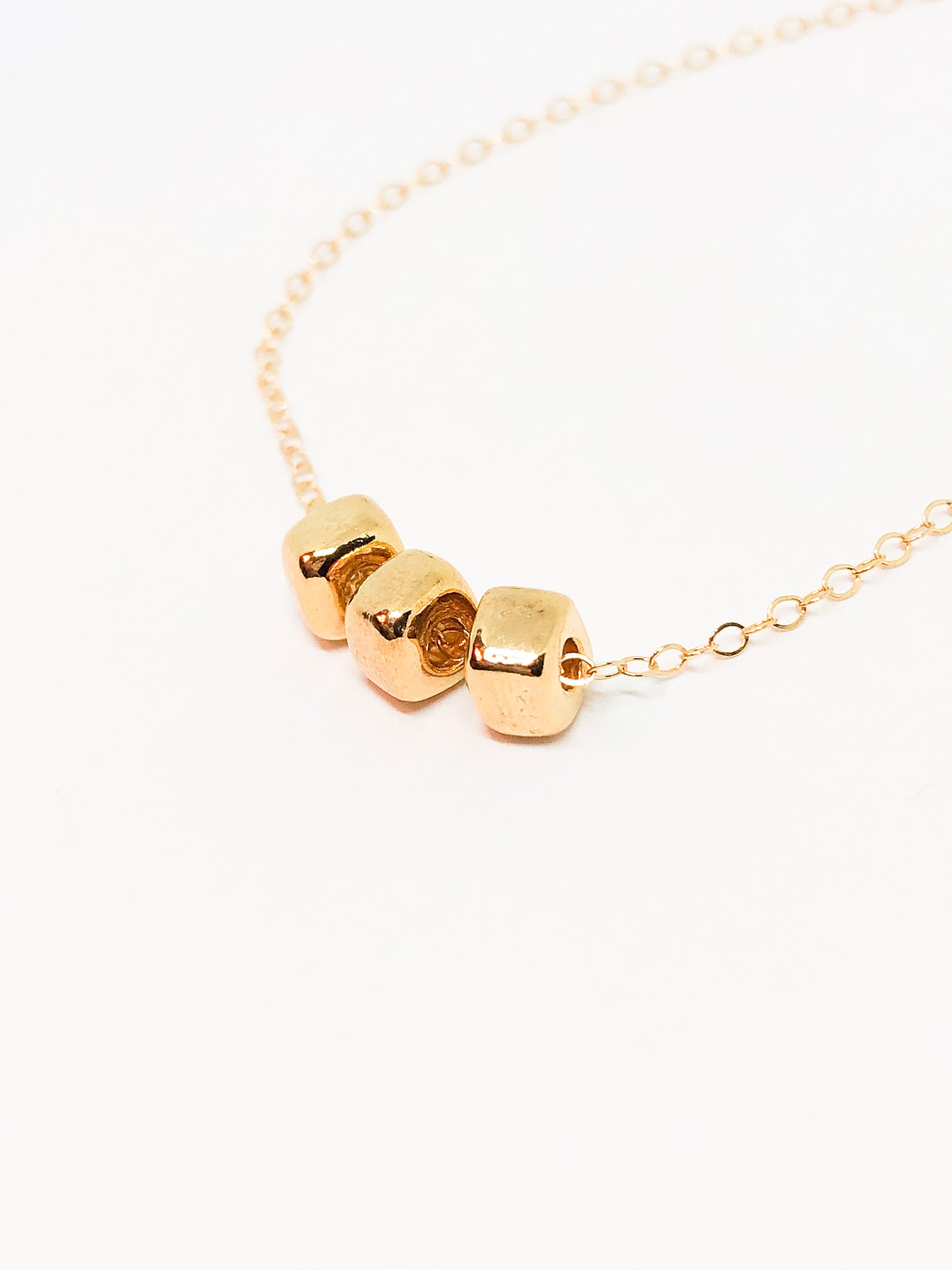 Dainty necklace in gold