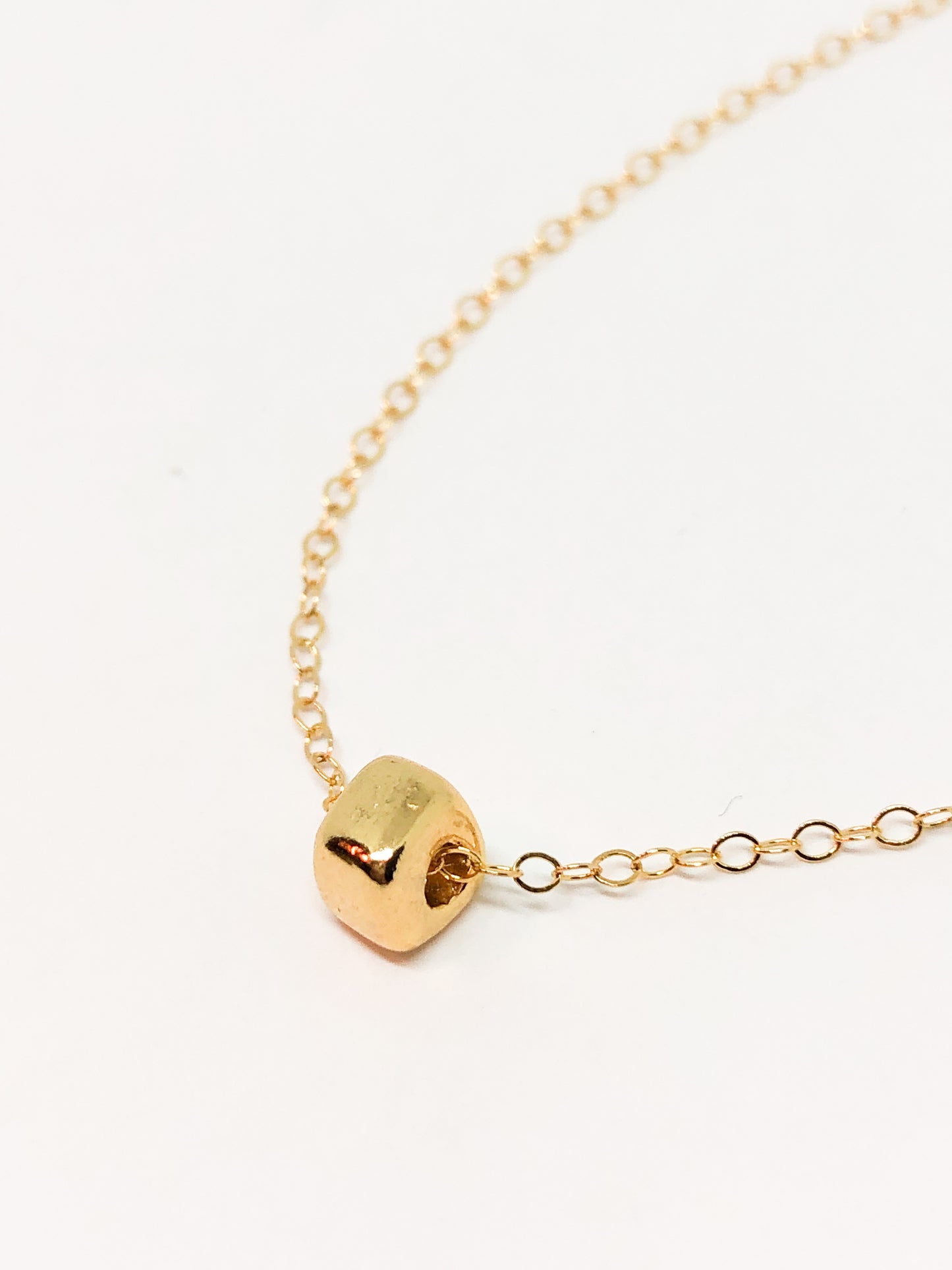 Dainty necklace in gold
