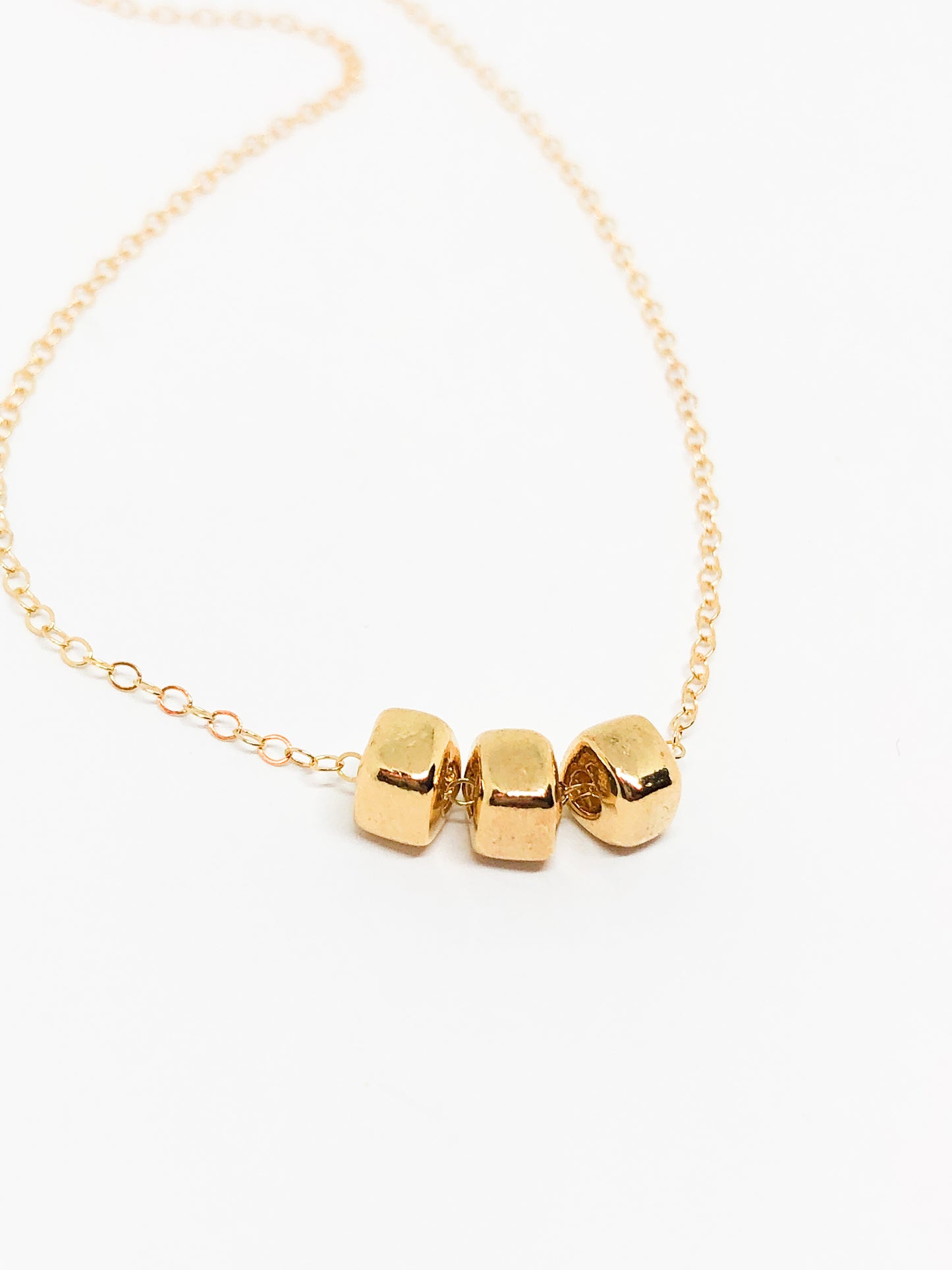 Dainty necklace in gold