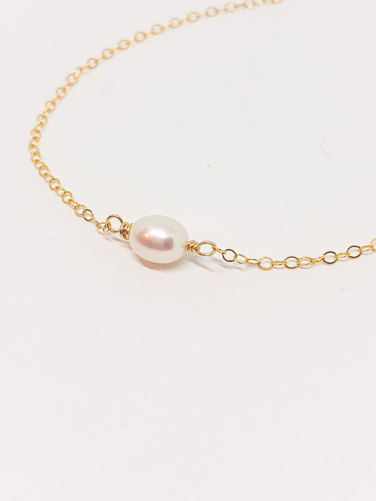 Pearl necklace in gold