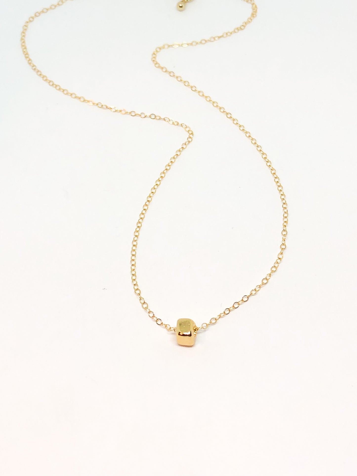 Dainty necklace in gold
