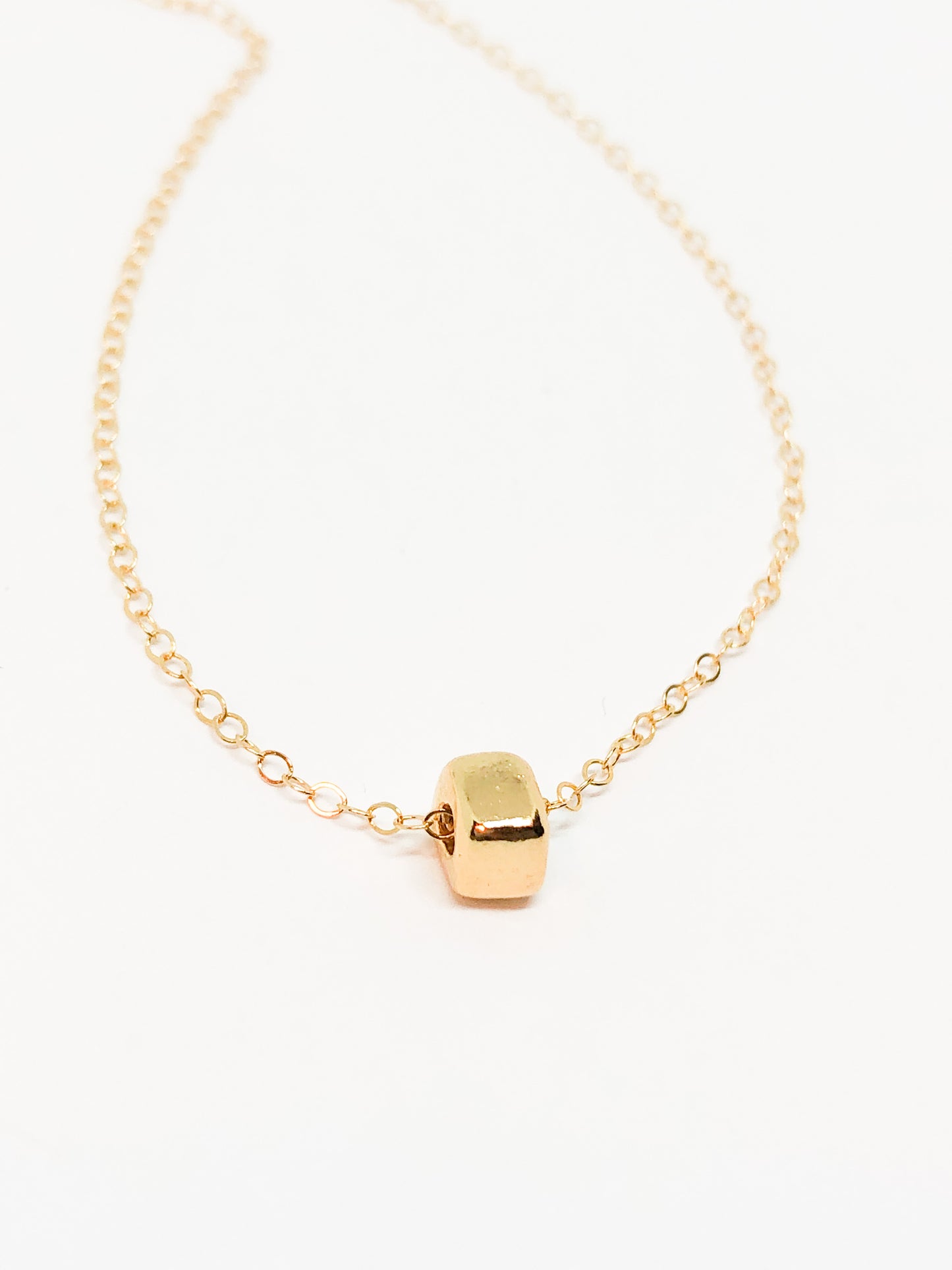 Dainty necklace in gold