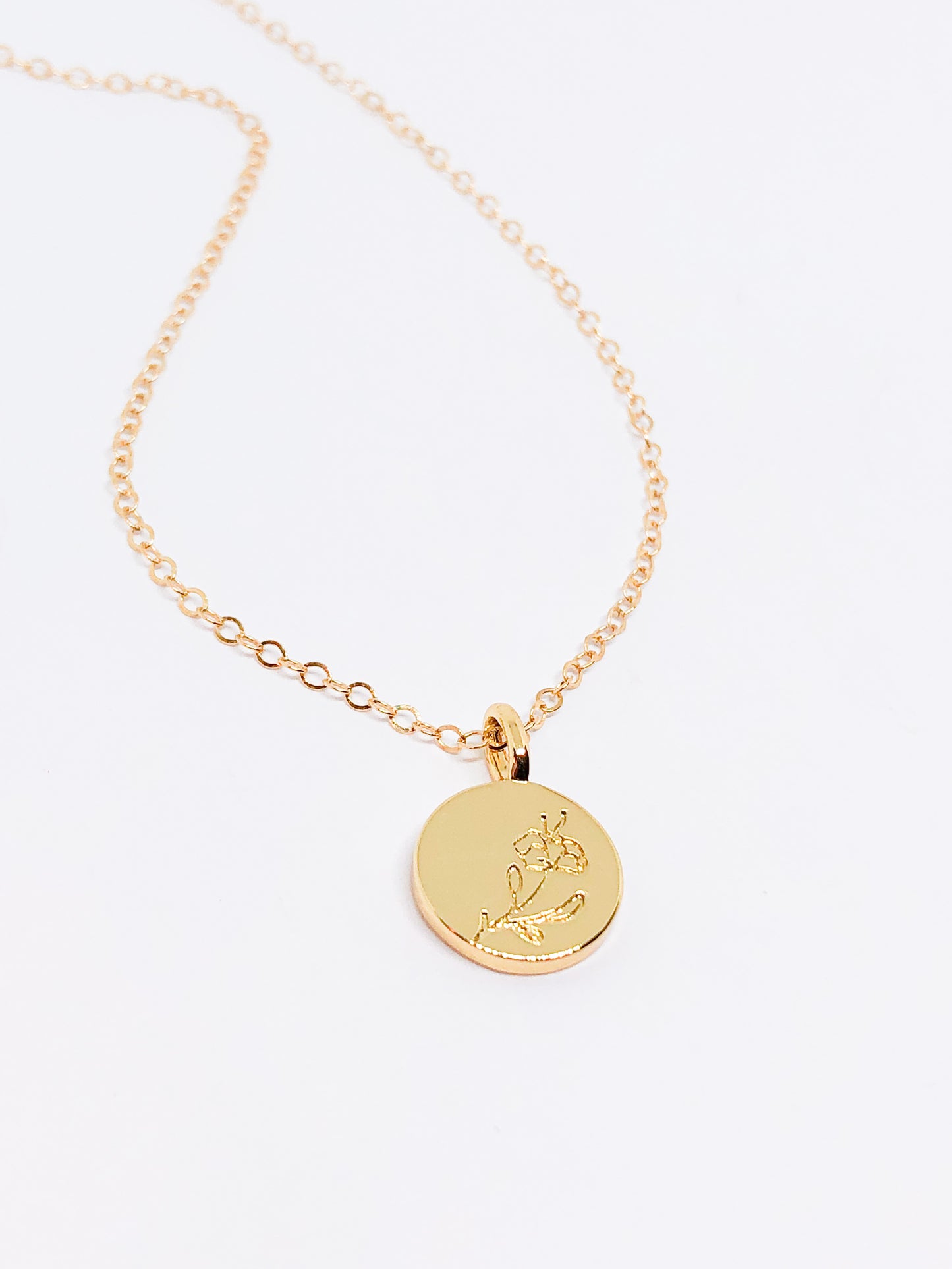 Gold flower pendant necklace