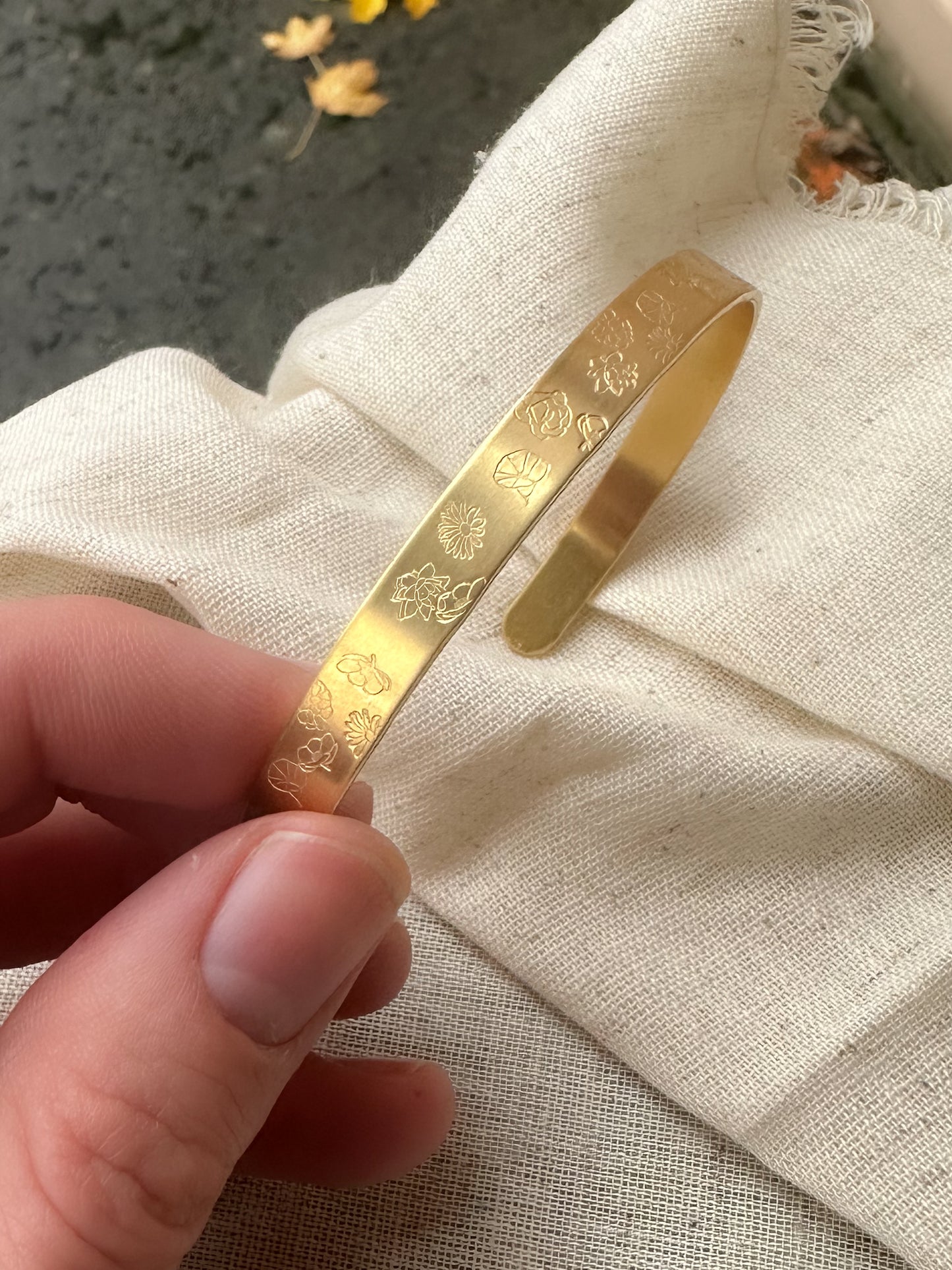 Family birth flower cuff