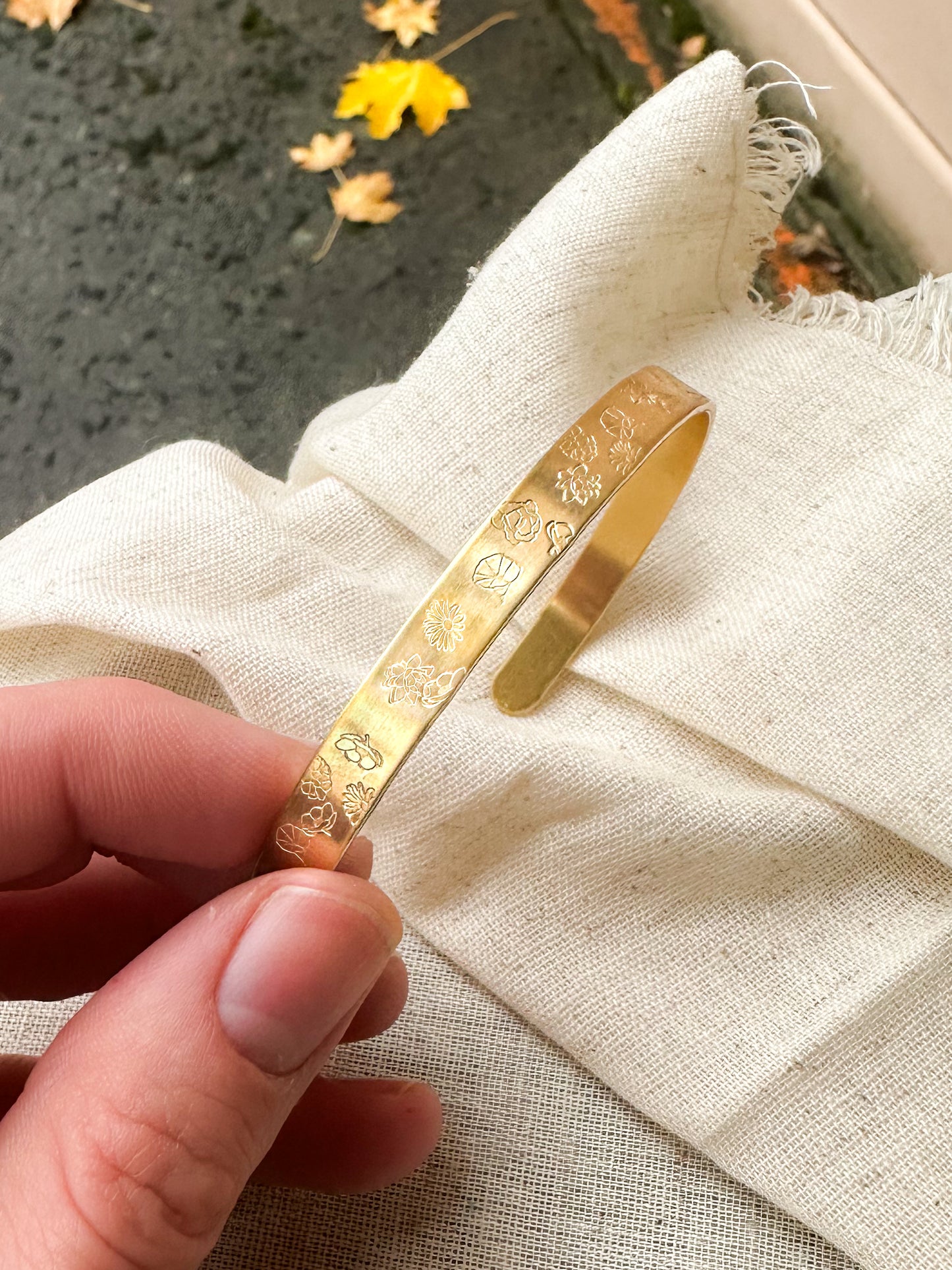 Family birth flower cuff