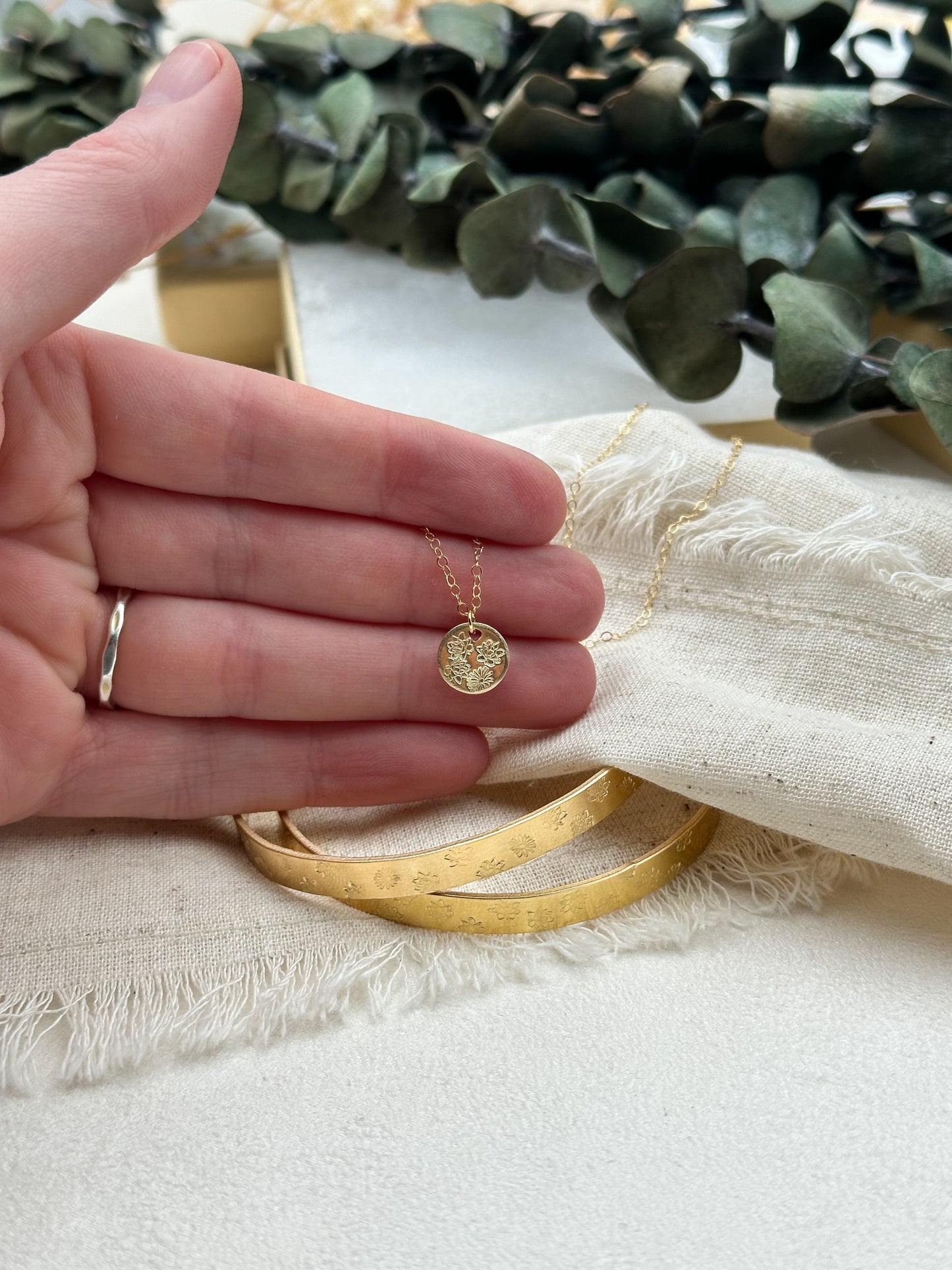 Family birth flower circle necklace